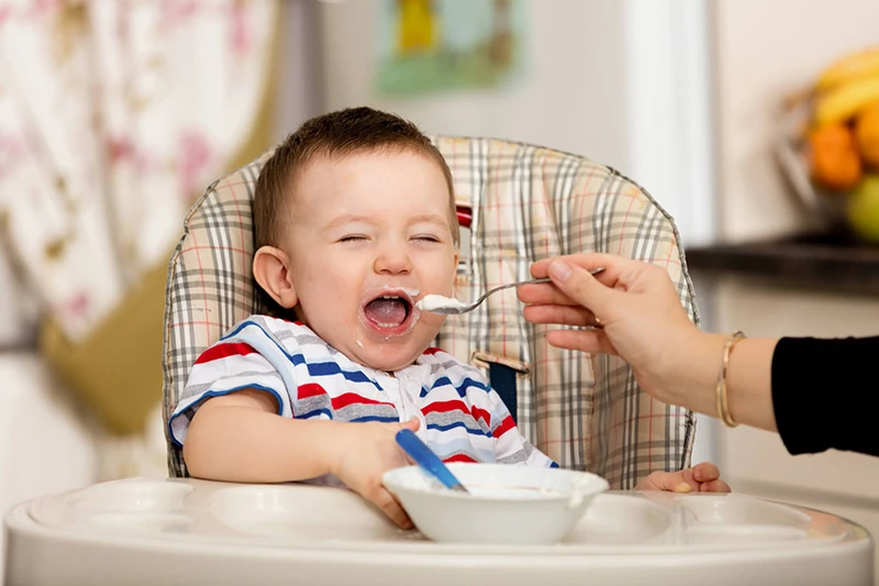 Hướng dẫn cách ăn dặm cho bé giúp mẹ nhàn tênh