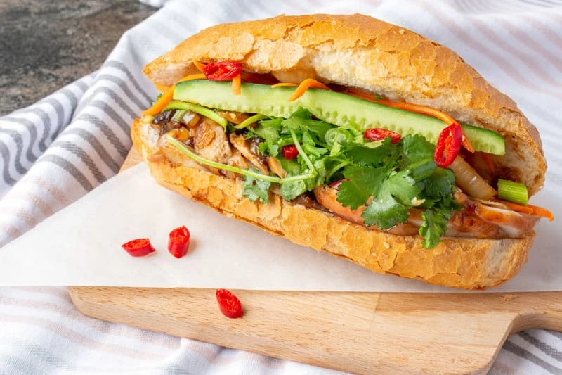 Bánh mì thịt nướng bao nhiêu calo và những điều cần biết