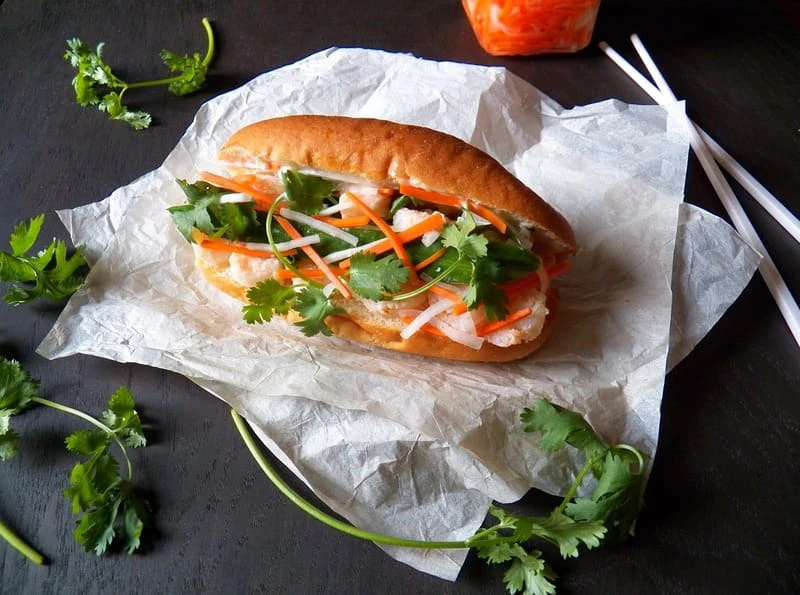 Bánh mì thịt bao nhiêu calo? Lợi ích và mẹo ăn không BÉO