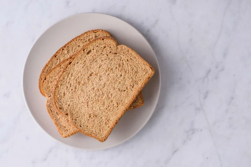 Bánh mì thịt bao nhiêu calo? Lợi ích và mẹo ăn không BÉO